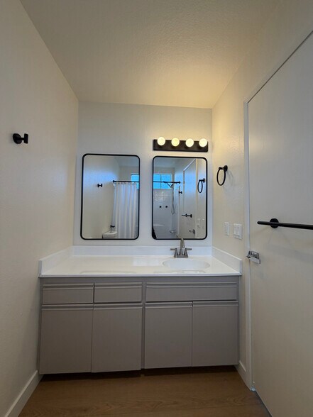 Building Photo - 7349 Balboa Blvd