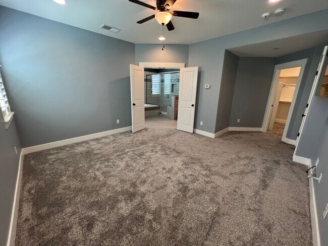 Building Photo - 3 bedroom | 2.5 bathroom | Crocker Village...