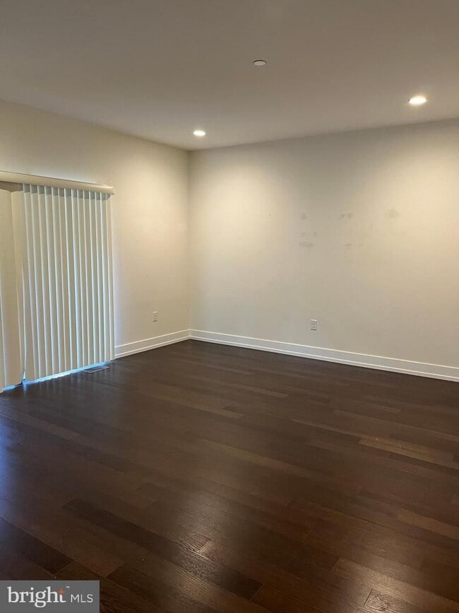 Building Photo - 805 Lakeview Ct