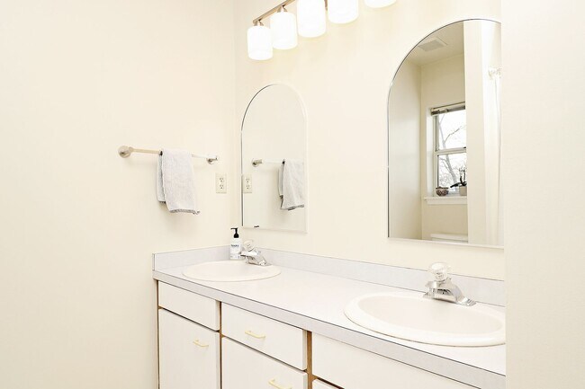 Building Photo - Move-in Ready + Pet-Friendly River Run Condo Near Pen Park