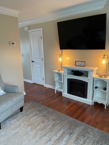 Building Photo - 348 River Rd