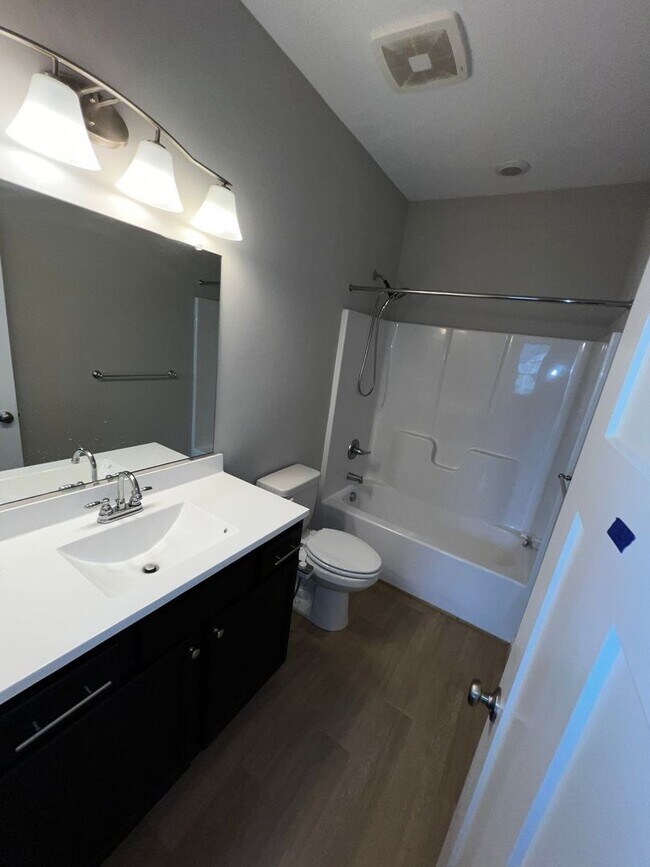 Building Photo - Modern Comfort & Style in a Prime Location...