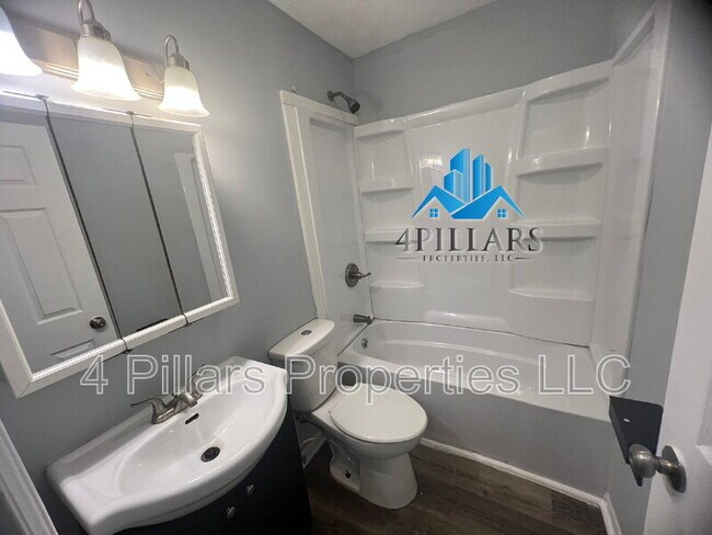 Building Photo - 1311 E Columbus Dr