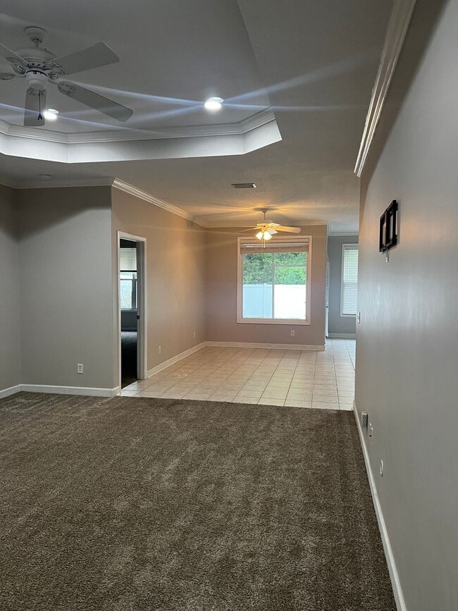 Building Photo - 3/2 fenced in yard with pool access!