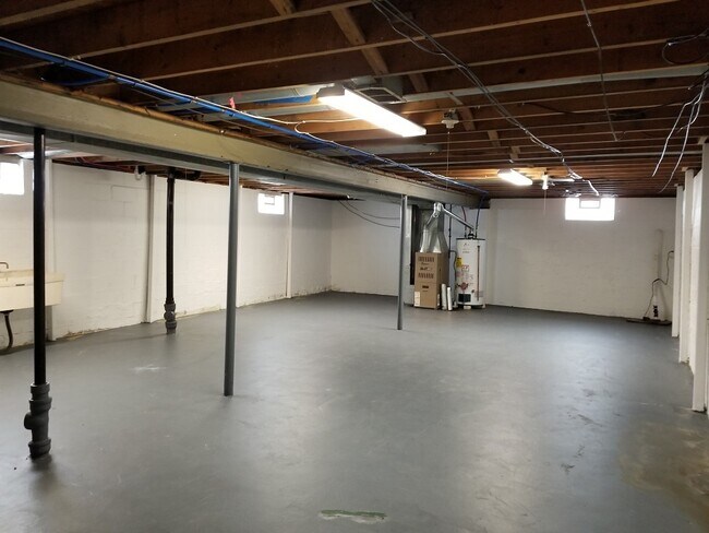 Building Photo - 3679 Oakview Dr