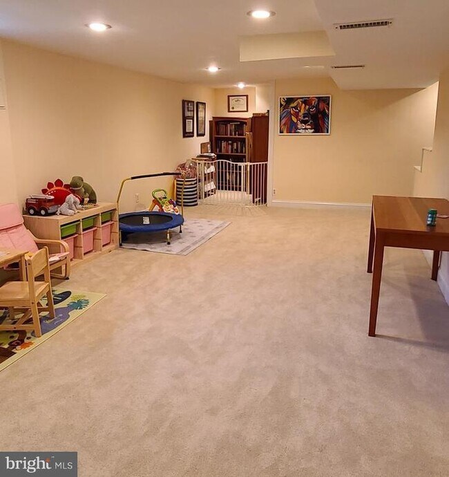 Building Photo - 7126 Sanford Ct