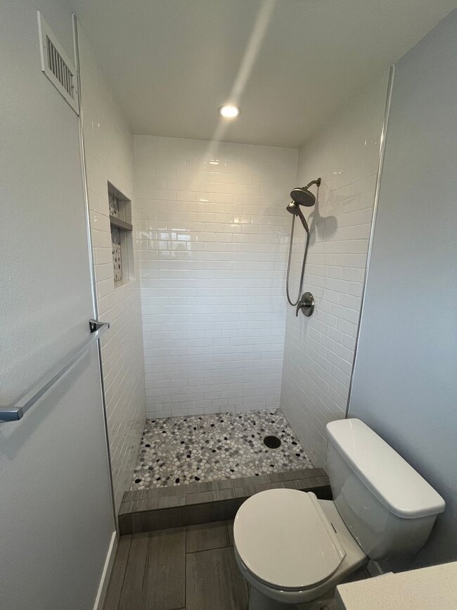 Building Photo - CHARMING 3BD/2BA SINGLE FAMILY HOME IN CLA...