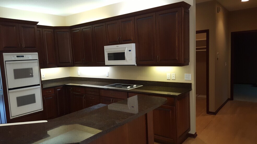 Kitchen - 2007 Glendale Hills Dr NE