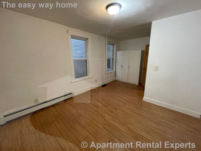 Building Photo - 578 Main St