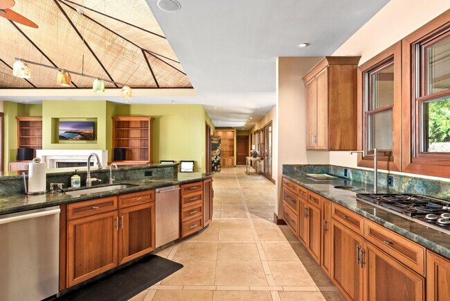 Building Photo - Luxury furnished 4 bedroom 3 bathroom with pool, spa, and outdoor showers