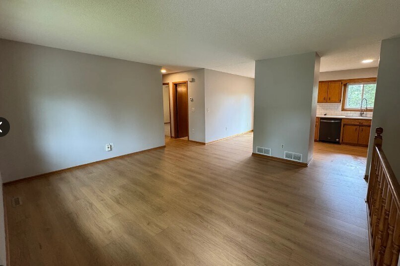 Building Photo - 6990 Redwing Ln