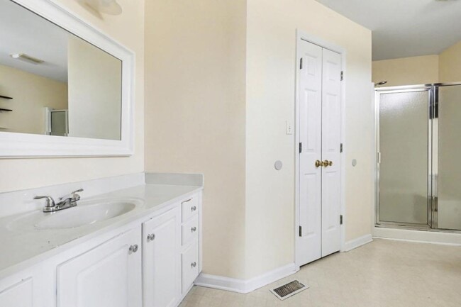 Building Photo - 386 Hill Rd