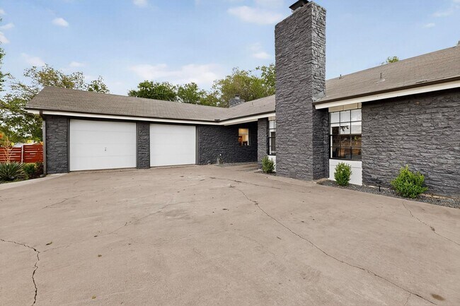 Building Photo - Updated 3 bedroom duplex near Greenbelt!