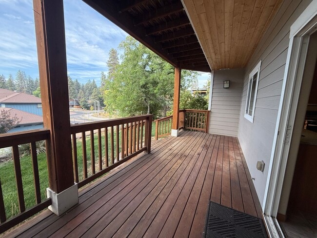 Building Photo - Spacious 3 Bed/3.5 Bath Home with Two Prim...