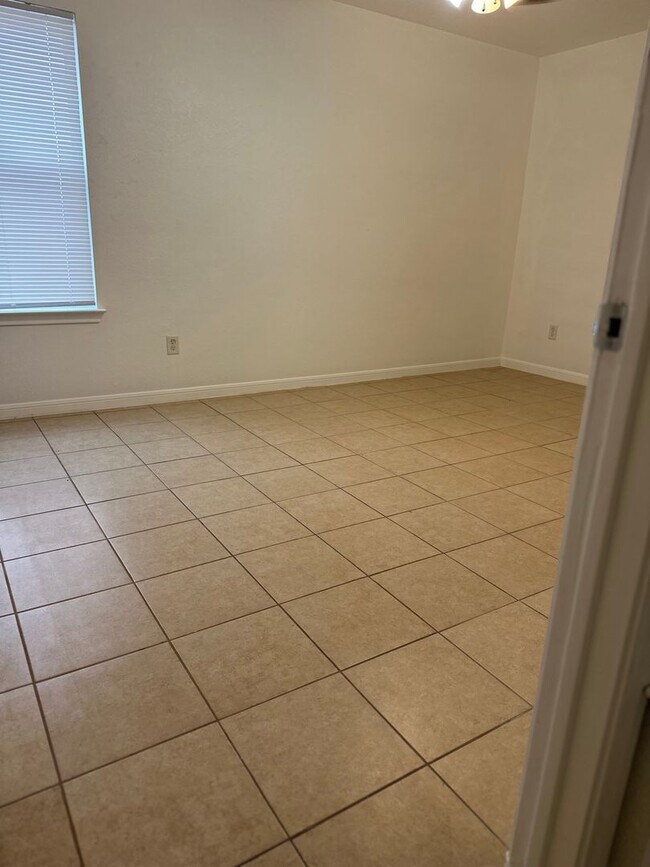 Building Photo - 3 Bedroom 2 Bath Duplex  2 weeks free move in special!