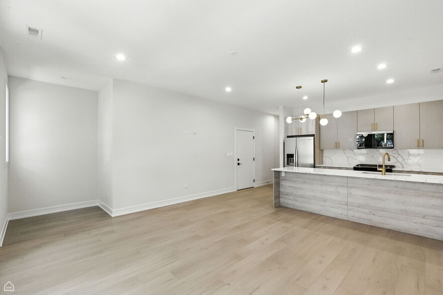 Building Photo - 4623 S Michigan Ave