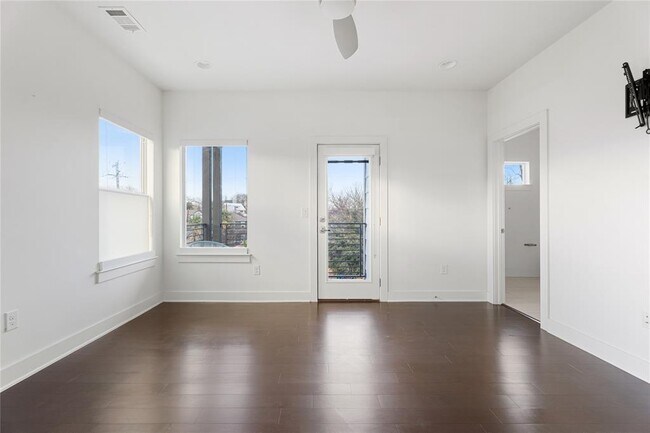 Building Photo - 2305 Coronado St