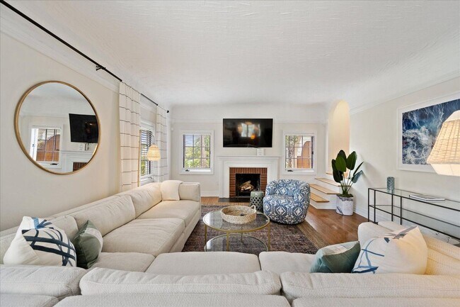 Building Photo - 221 Greymon Dr