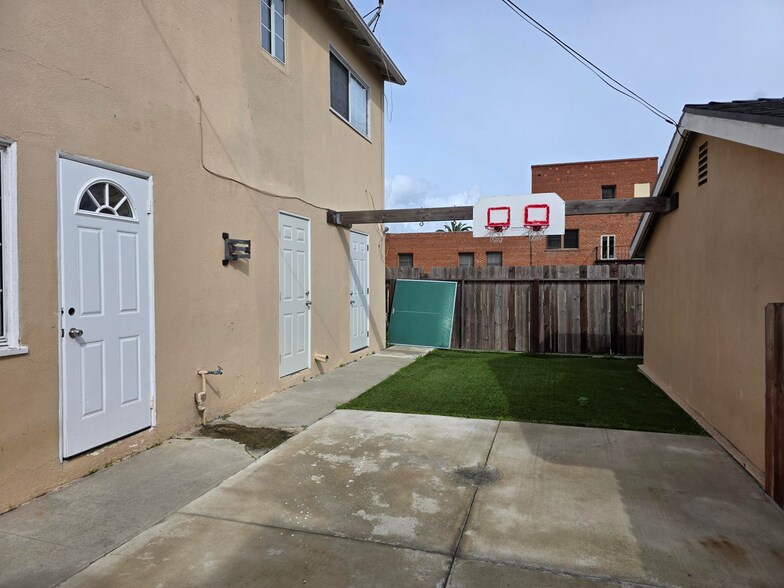 Building Photo - 509 S Catalina Ave