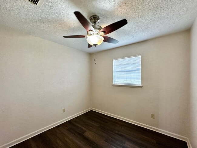 Building Photo - 3 Bedroom