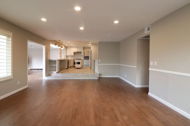 Building Photo - 565 Clubhouse Dr