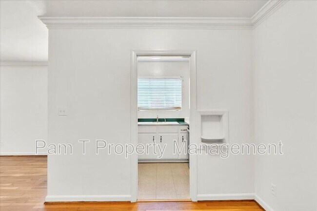 Building Photo - 736 E 45th St