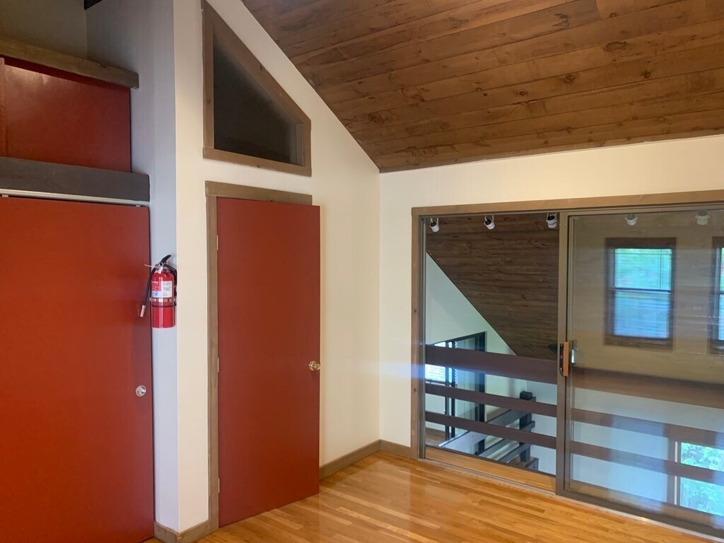 Building Photo - 8 Lilac Ct