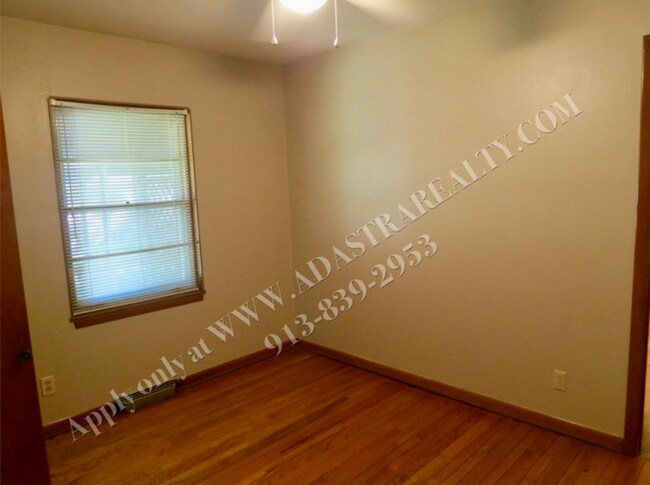 Building Photo - Beautiful 3 Bed/1 Bath Home in KCMO-Availa...