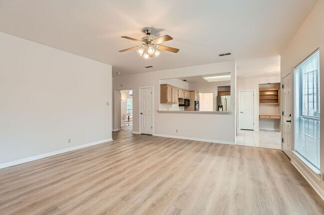 Building Photo - Beautiful 4-bedroom, 3-bath home in the de...
