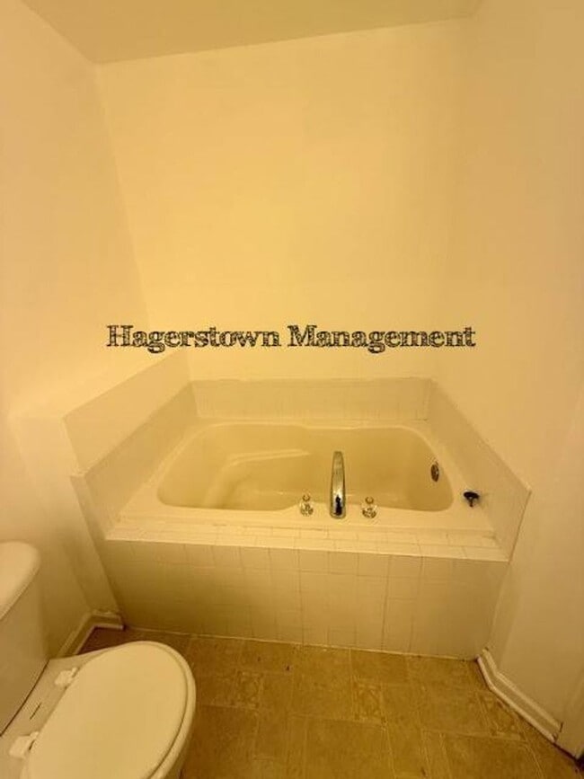 Building Photo - Townhouse Close to I-81 Roycroft Drive