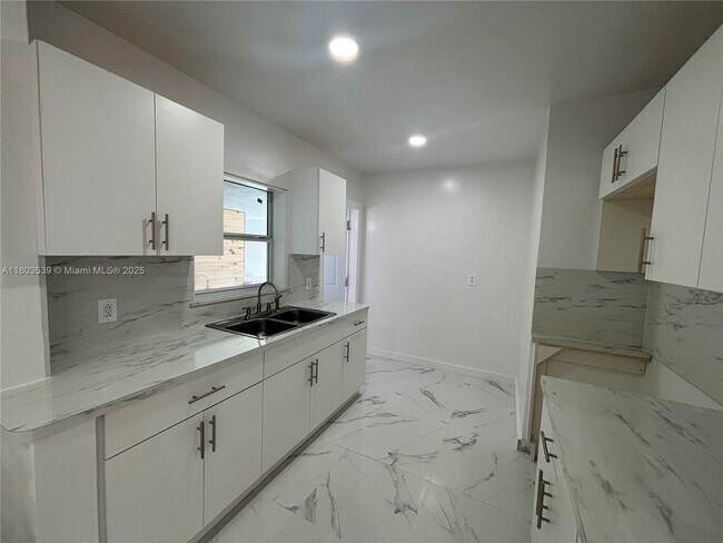 Building Photo - 191 W 59th St