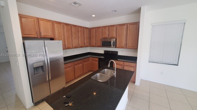 Building Photo - 652 NE 191st St