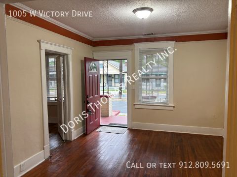 Building Photo - 1005 W Victory Dr