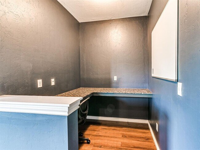Building Photo - 589 S Fretz Ave