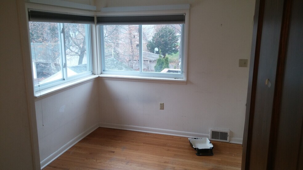 Building Photo - 27 Maple St