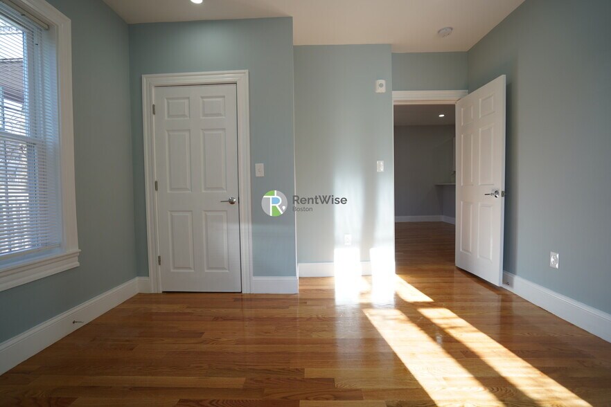 Building Photo - 372 Oxford St