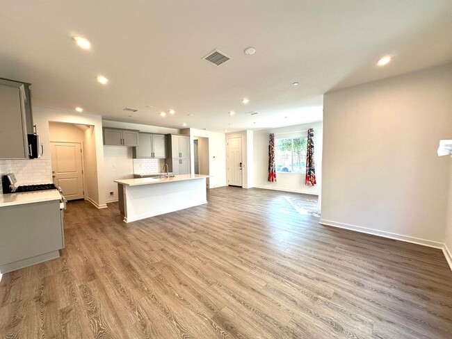 Building Photo - "Spacious 4-Bedroom Retreat with Modern Co...