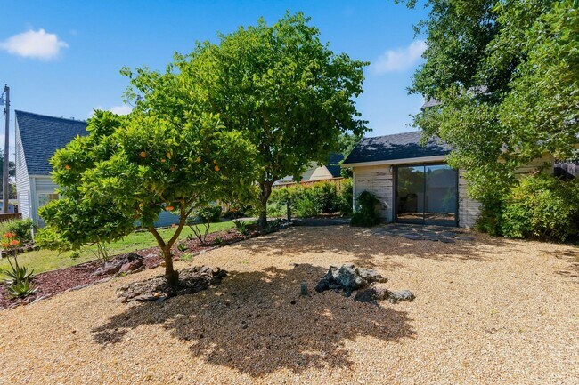 Building Photo - Charming 2 bed, 1.5 bath Alta Heights Home