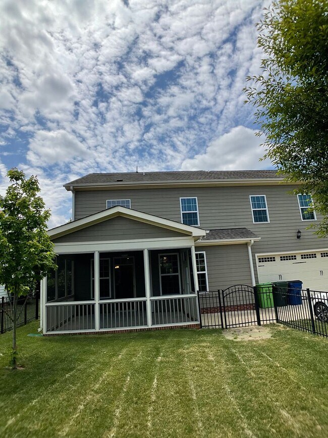 Building Photo - Absolutely Gorgeous and Spacious in Renais...