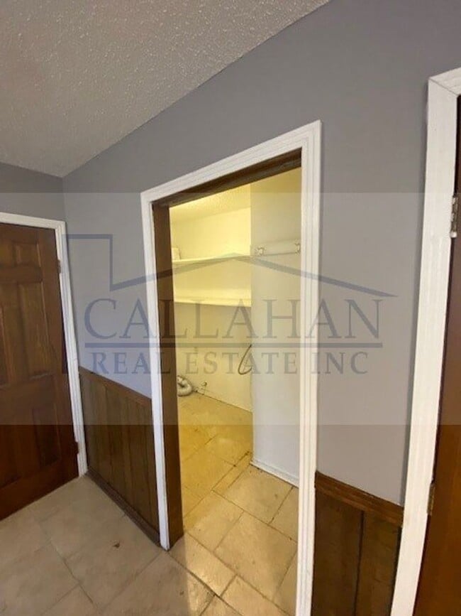 Building Photo - 205 Lynnewood Dr