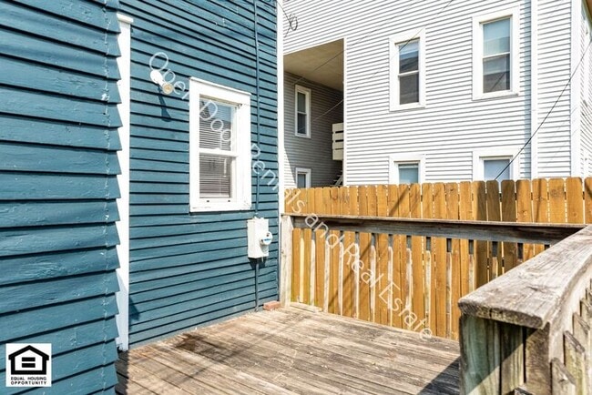 Building Photo - 2011 Hoagland Ave