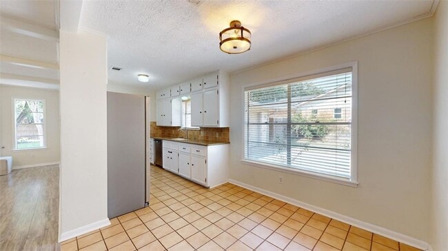 Building Photo - 3800 Windridge Dr