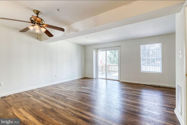 Living room/Dinning Room - 6 Amberlady Ct