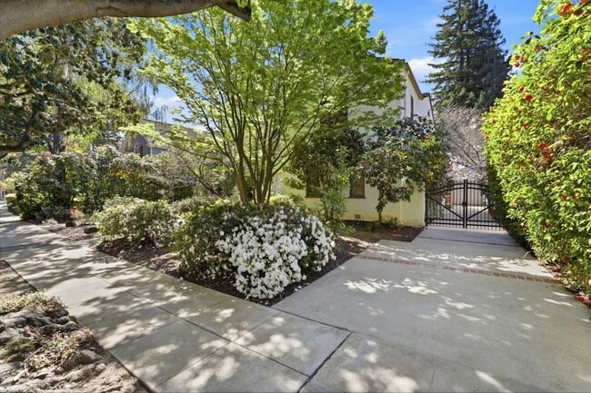 Building Photo - 566 E Crescent Dr