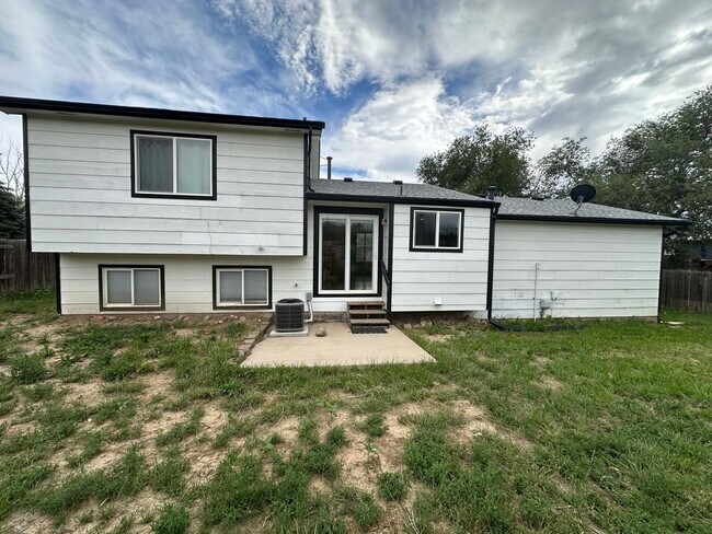 Building Photo - 3 Bed 2 Bath Home Minutes From Fort Carson...