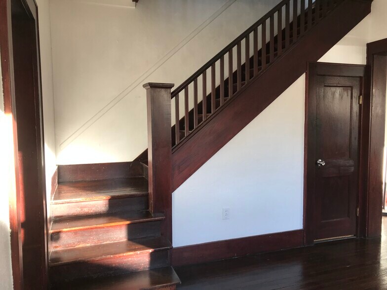 Building Photo - 994 Druid Rd E