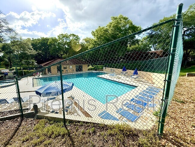 Building Photo - 2607 6th Ct