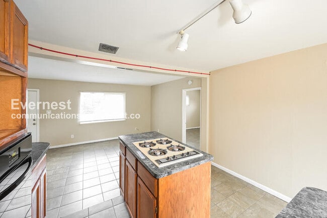 Building Photo - 3 Bed, 2 Bath Home with Fenced Yard / Available Soon!