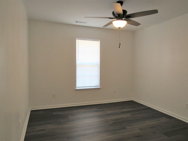 Building Photo - 300 Meadowbrook Ln