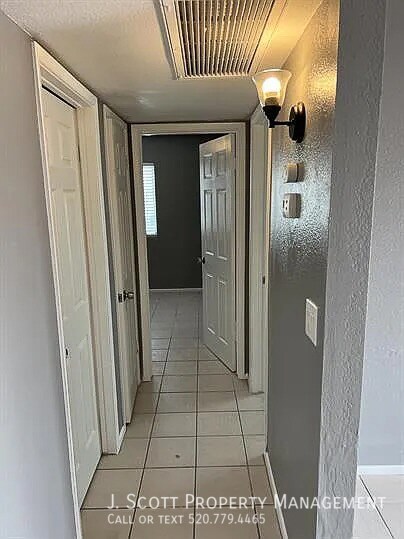 Building Photo - 525 E Peppertree Ave